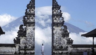 时隔54年印尼阿贡火山或将再喷发 超过75000人大撤离
