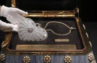 “世界最昂贵”手包将拍卖 镶嵌超过4500颗钻石