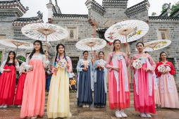 2018年中国汉服行业发展现状及前景分析,传统文化的发展重视推动汉服热潮流「图」