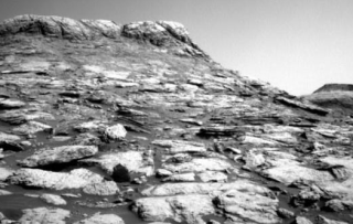 NASA好奇号发回令人印象深刻的火星黑白图像