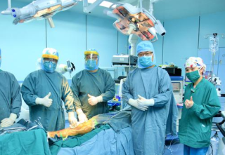 中国首例机器人全膝人工关节置换手术成功完成