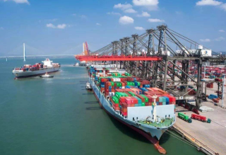 2018年中国港口物流现状分析，吞吐量稳定上涨，铁水联运空间巨大「图」