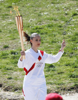 日本按原计划传递奥运圣火 火炬手原则上不戴口罩