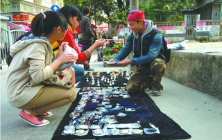 逆境中求生存！“地摊王”19岁大学生是如何从摆地摊成千万富翁？他成功的秘诀是什么？「图」