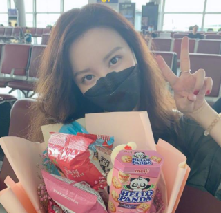 张萌机场获粉丝送零食花束 开心称"都是我爱吃的"