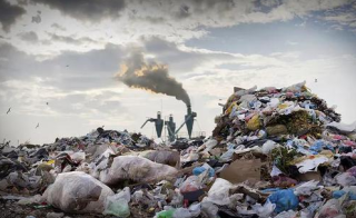 830亿件快递垃圾围城，为何绿色回收这么难？