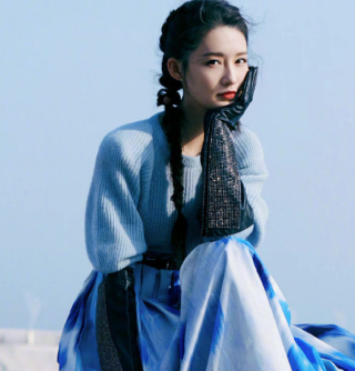 李沁 身穿蓝白扎染长裙，在冬日海边上显得格外清爽
