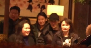 43岁黄晓明与友人深夜聚餐，和美女贴脸拥抱关系好，baby又不在？