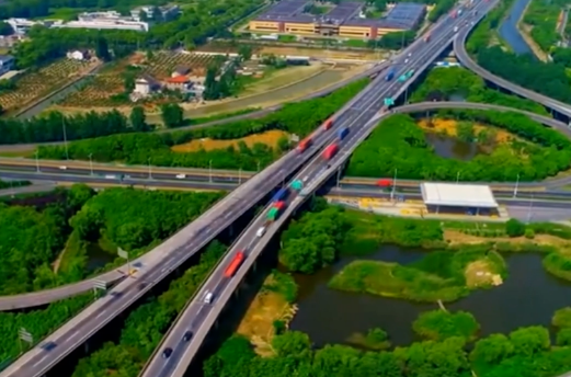 沪嘉高速公路的通车给中国其他城市建设高速公路提供了很好的模板，并称自己是很幸运的，当时可以参加这条高速公路建设，也由此见证了上海的城市发展。