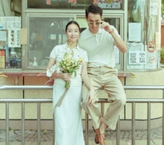 杨祐宁与妻子庆结婚纪念日 对镜搞怪气氛融洽甜蜜