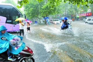 在郑州暴雨灾害面前，河南商超、电商、快递发挥特长救灾！快递企业也启动应急预案，紧急驰援受灾区域「图」