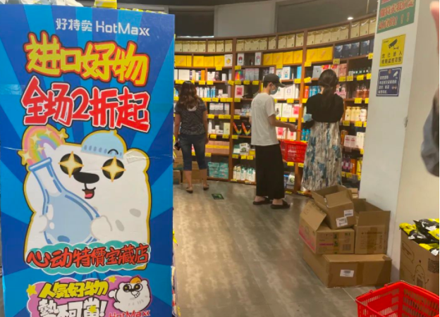 从蹲在店门口掐时间算客流量，到与供应商交谈、去仓库看货，他做得一丝不苟。他得出了一个结论：之前有人告诉他，线下的业态门店选址为王，然而考察之后他觉得，做临期产品供应链更为关键。