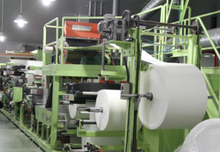 在数字化转型的背景下，中国纺织工业在智能织造、绿色织造等方面进行了转型升级