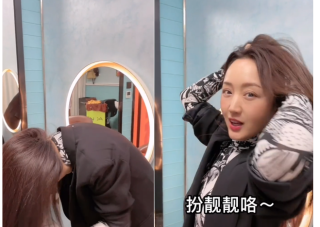 50岁杨钰莹现身理发店，对镜头飞吻声音超嗲，被勒到脖子连忙叫停