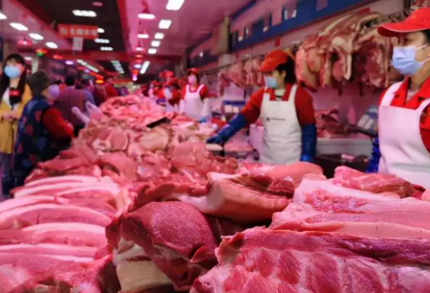 描述： 农业农村部数据显示，3月第3周全国生猪平均价格为12.62元/公斤，比前一周下降2%，同比下降55.7%。目前，部分地区毛猪价格已经跌破12元/公斤。