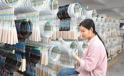  2021年11月3日，工作人员在位于江苏省南通市通州区的恒力（南通）纺织新材料产业园二期项目生产车间进行质检。 许丛军摄（人民视觉） 