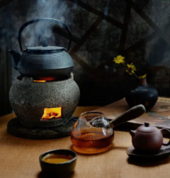 “围炉煮茶”火了！什么是“围炉煮茶”？这一新兴吃茶方式，掀起一股冬季消费新风潮 