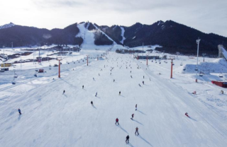 年末冰雪消费复苏 多个滑雪度假小镇元旦酒店预订爆满