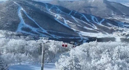 在吉林北大湖滑雪度假区，一条今年新增的索道前，崭新的吊厢格外引人注目，工作人员正进行最后的调试工作。