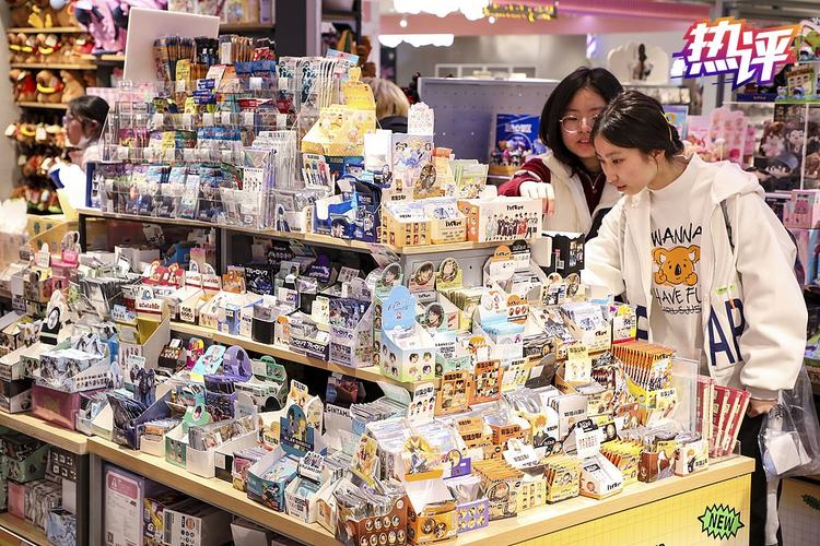 “谷子”，就是“Goods”（商品）的音译，泛指漫画、动漫、游戏等IP为原型制作的二次元周边商品。当这些虚拟世界的角色从屏幕冲到眼前，当喜欢的IP衍生出的一枚枚徽章、一块块亚克力立牌，变成了现实中的“朋友”陪伴在身边，这种“摸得着的满足感”带来的情绪价值，或许就是“谷子经济”能够锁定Z世代（1995年至2009年出生人群）的原因。在年轻人营造出的浓厚“吃谷”氛围中，“谷子经济”俨然已是当下消费市场的新宠，一跃跳入新经济时代最具活力的赛道之一。