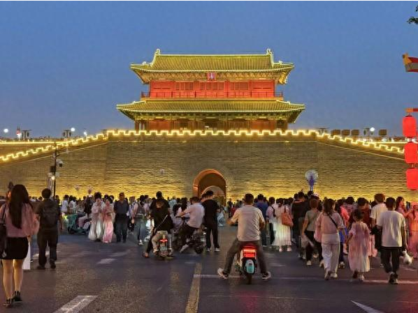 到福建宁德听演唱会，来一场“能听能吃还能玩”的多元旅行；来河北承德围场，感受“千里松林”的夏季美食美景；前往“冰城”哈尔滨参加消夏啤酒节；步入河北正定古城，在青砖红墙前品尝惊艳味蕾的夜市美食……随着暑期到来，各地加大文旅产品供给，为游客呈上了一道“消夏大餐”。